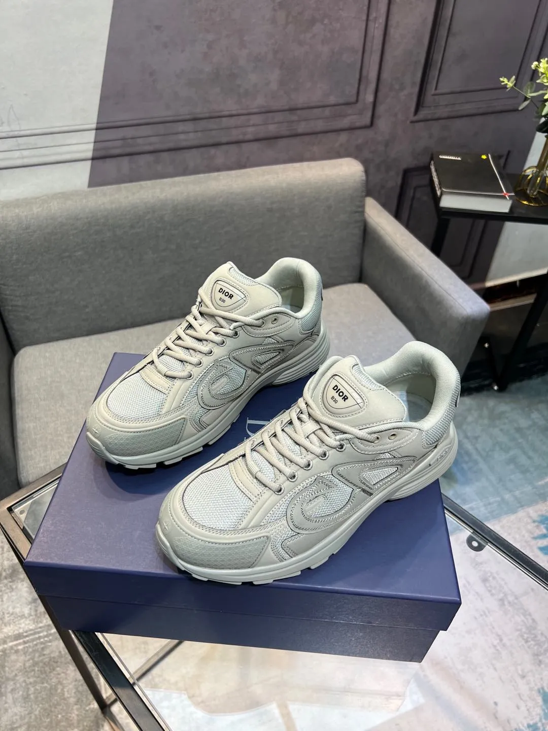Men's shoes 💰600 high version joint model 🍸 Dior Dior The Island co-branded B30 sneakers follow the trend of the retro market and are Dad Shoes style shoes. The Dior logo on the tongue also indicates that this pair of shoes is the B30 model! B30 uses fine-textured leather and mesh cloth materials to form a shoe body. There are conspicuous letters CD on both sides of the shoe body to indicate the identity. Many lines on the shoe body outline the details, making the shoes look less monotonous and full of retro flavor. ♺ Upper: Original customized technical fabric + mesh ♺ Inner lining: Original customized breathable lining ♺ Outsole: Original molded IP foam + TPU outsole ♺ Heel height: 3.5cm ♺Code number: 39-44 (45 46 customized)